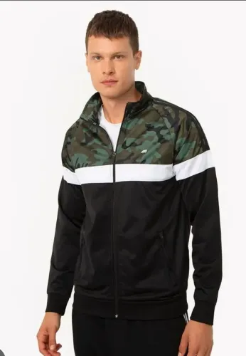 Jaqueta esportiva camuflada com detalhes preto e branco 