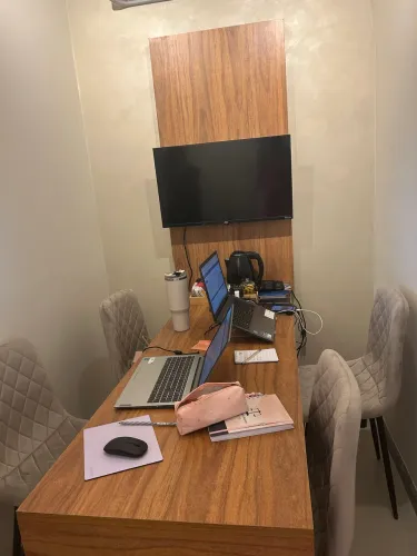 Mesa e painel de reunião