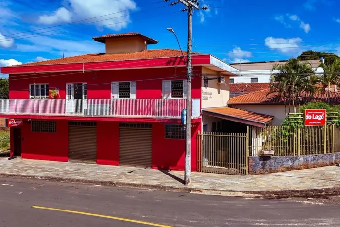 Casa com 3 dormitórios, 1 suite, área de lazer completa. Imóvel comercial completo, com sa