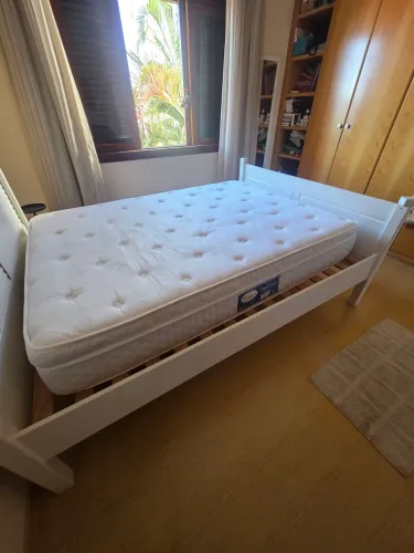 Cama madeira e colchão