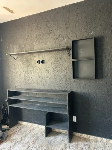 Armário decorativo com prateleiras