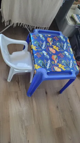 Mesa e cadeira infantil
