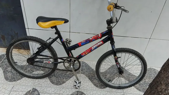 Bicicleta aro 20 pra menino de 6 a 9 anos completa