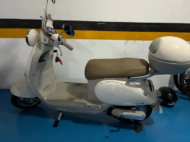 GoO E-Bike Retrô (branca com banco bege e baú), praticamente nova