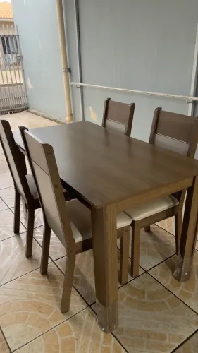 MESA COM 4 CADEIRAS 