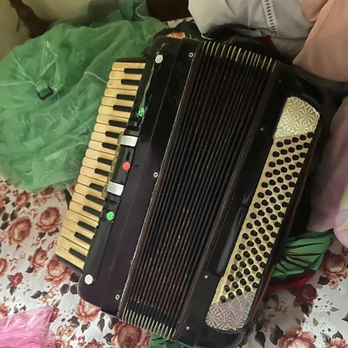 Sanfona arcodeon scandalli italiana 80 baixos