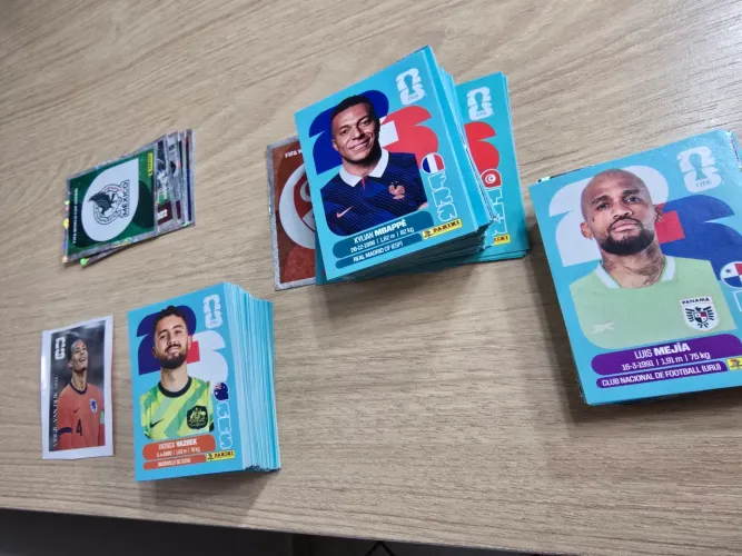 Lote de figurinhas da Copa 2026