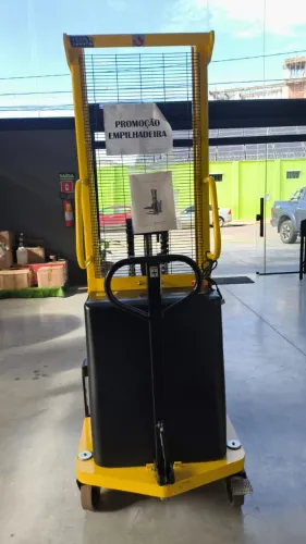 Empilhadeira Semi Eletrica Lynus