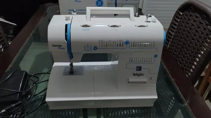 Máquina de costura portátil Elgin Genius Plus JX-4035