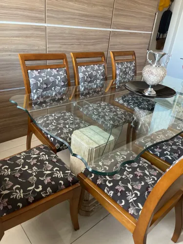 Mesa de jantar com 08 cadeiras