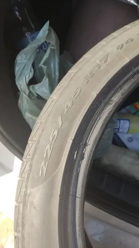Pneu Pirelli aro 17.