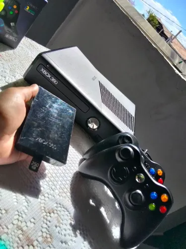 Xbox 360 slim impecável novo com HD de 250 GB original com jogos 2 controles e cabos