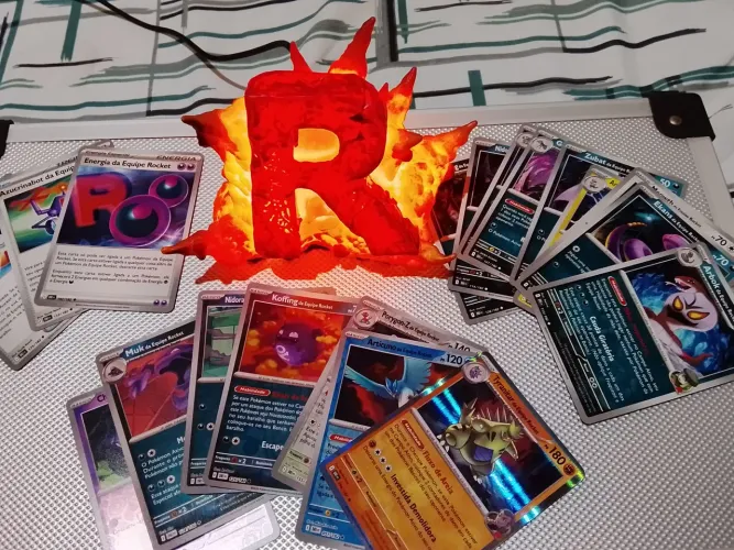 Kit Equipe Rocket Cartas + Luminária R