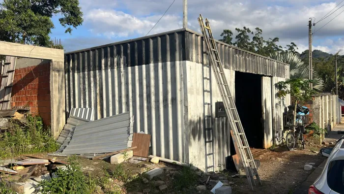 Terreno em canelinha com galpão e casa em construção