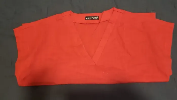blusinha decote V vermelha Shain vermelha Tam M