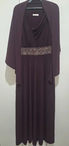 Vestido de festa com echarpe