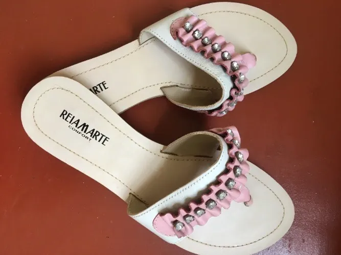 sandália rasteira, confortável, com strass, cor rosê e off white