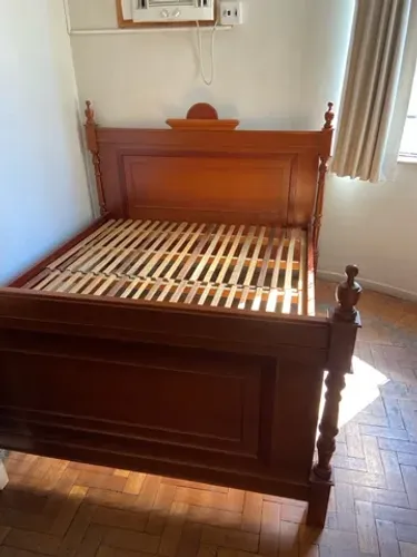 Cama queen madeira maciça R$2.600,00