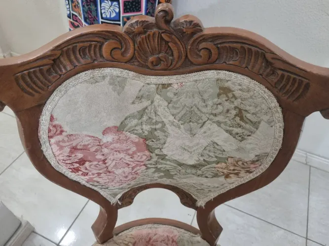 3 Cadeiras de estilo c/assento forrado 