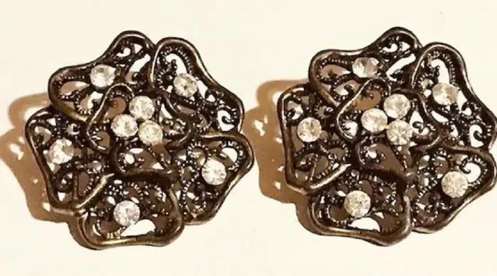 Brincos grandes cor ouro velho escuro com zircônias cristal 