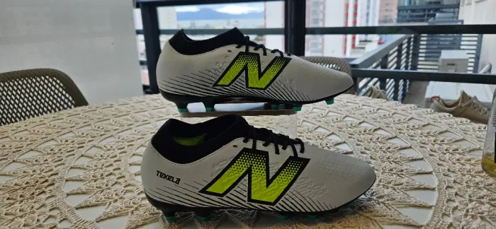 Chuteira New Balance Tekela Magique V4+ FG - Tamanho 40,5BR - Branca e verde