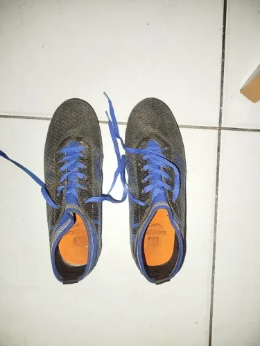 Chuteira de tracav botinha ótimo estado,chama no WhatsApp *