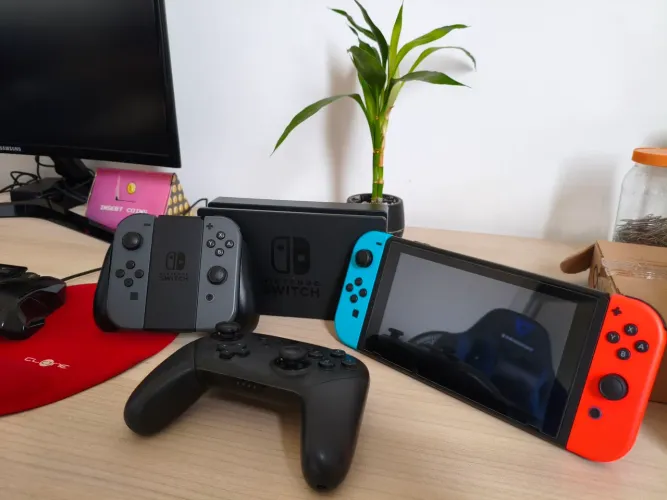 Vendo Nintendo Switch (Primeira Geração) + Controles + Jogos