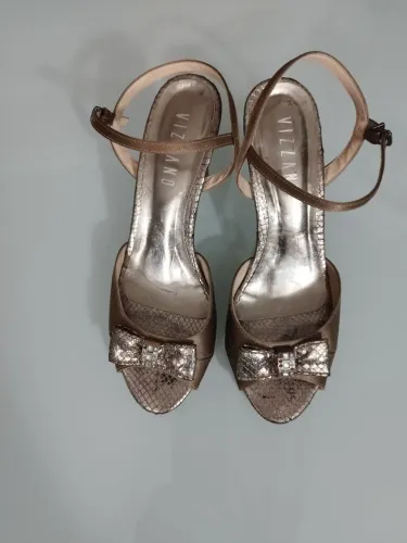 Sandália Vizzano Dourada com Laço - Elegância nos seus pés!