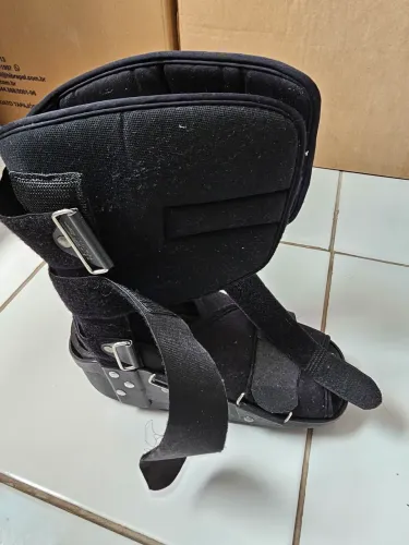 Vendo bota Robocop seminova! Valor 150,00 Tratar: *