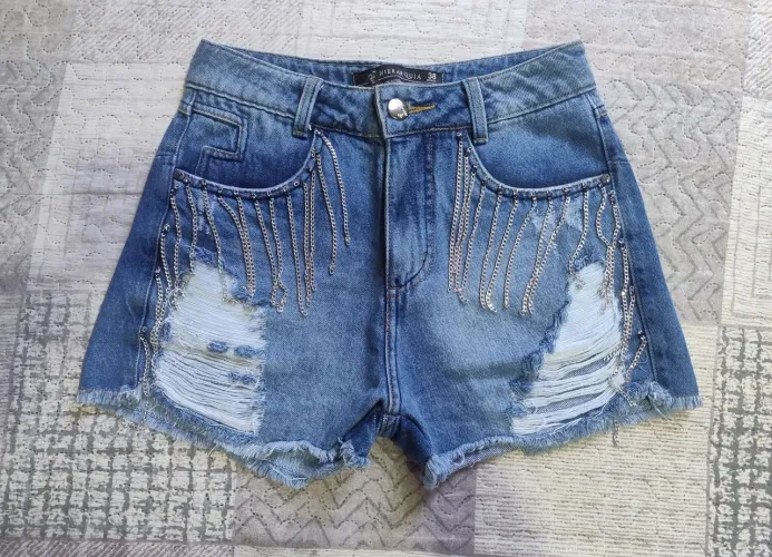 Short jeans com detalhes corrente 