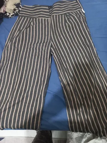 Calça pantacourt listrada com botões - Amaro.