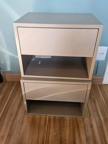 Mesa de Cabeceira com Gavetas