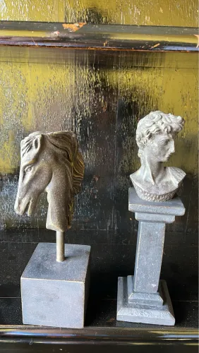 Lindo par de bust em metal e resina