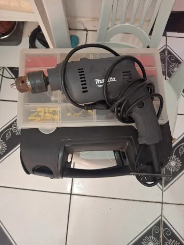 Furadeira Makita + acessórios