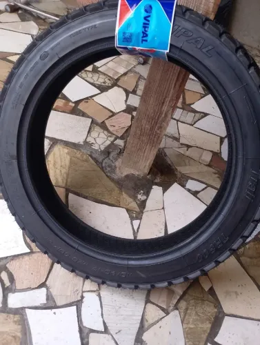 Pneu traseiro da Broz