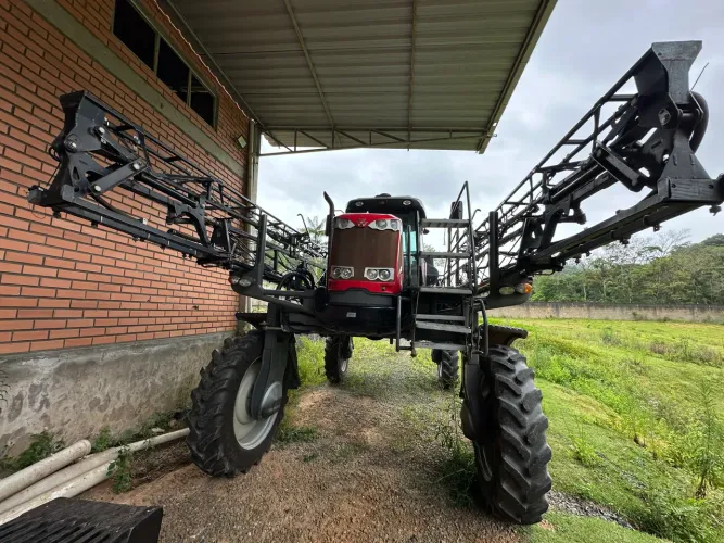 Pulverizador Massey Ferguson 8225