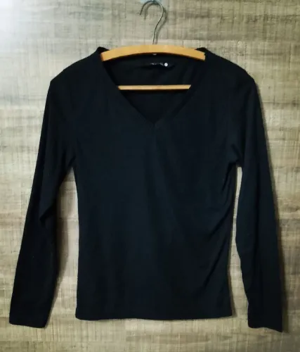 Blusa manga longa preta com decote em V bluestill Tam M