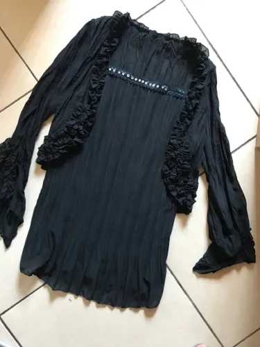 Vestido preto com detalhes em babados e brilhinhos