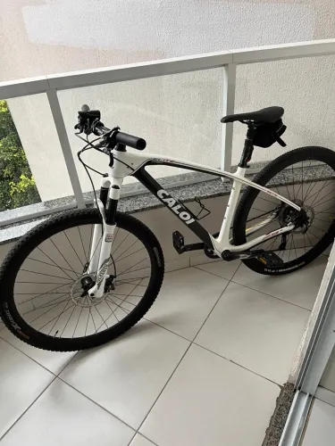 Caloi Elite Carbon 29" Bike top com componentes de alto desempenho