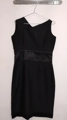 Vestido Preto Elegante com Detalhe na Cintura