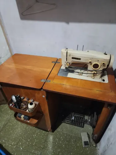Máquina de costura antiga da Vigorelli elétrica com gabinete retrátil 