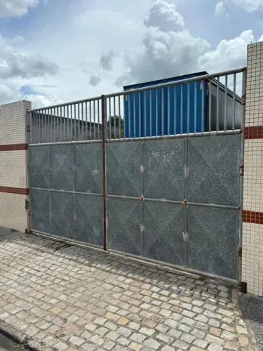 Portão de ferro galvanizado com Grade - Usado