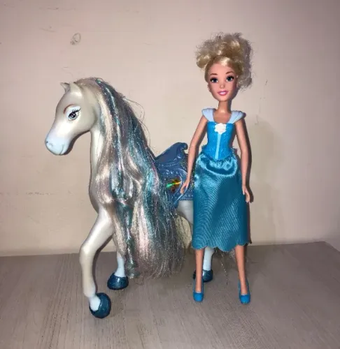 Boneca Barbie Princesa Cinderela + Cavalo - Mattel