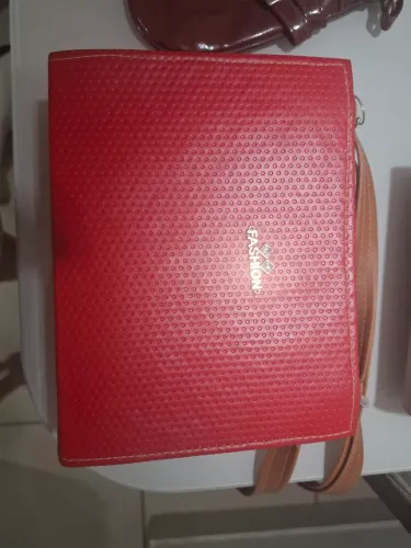 Bolsa de Ombro com Detalhes em Couro Texturizado