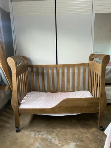 Berço de madeira com design clássico