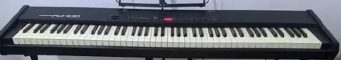 Piano Roland RD100 todo perfeito com aabo, pedal suatain