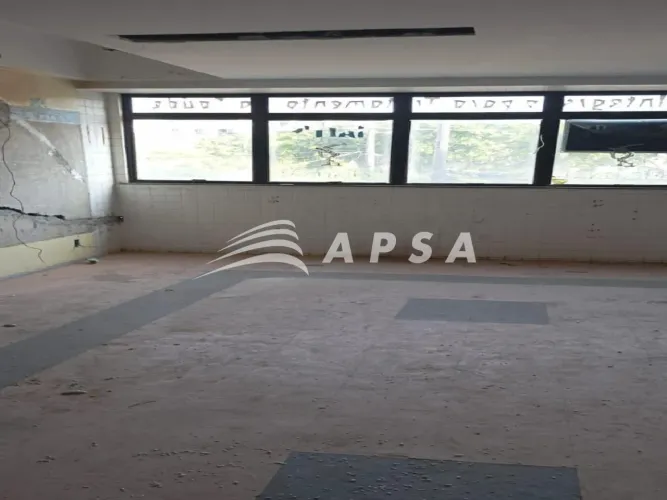 SALA COMERCIAL NO VALQUEIRE, EXCELENTE LOCALIZAÇÃO PONTO DE CONDUÇÃO NA FRENTE. O PRÉDIO C