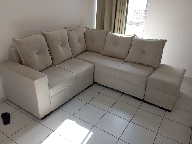 Sofá de canto com puff solto