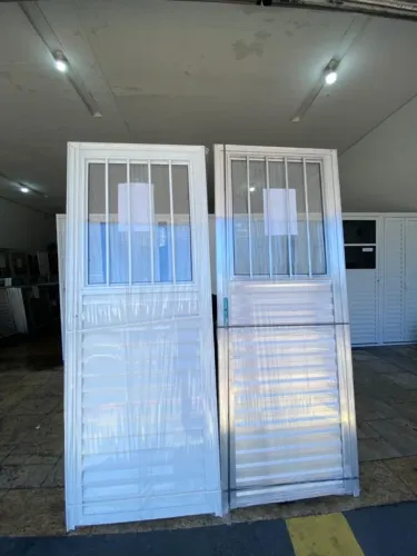 QUEIMA DE ESTOQUE - PORTAS DE ALÚMINIO C/JANELINHA E GRADE