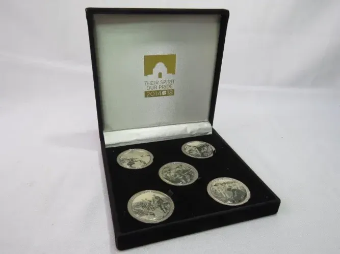 CINCO MEDALHAS (THEIR SPIRIT OUR PRIDE 2014 2018) AUSTRALIAN WAR MEMORIAL - COMEMORATIVAS 